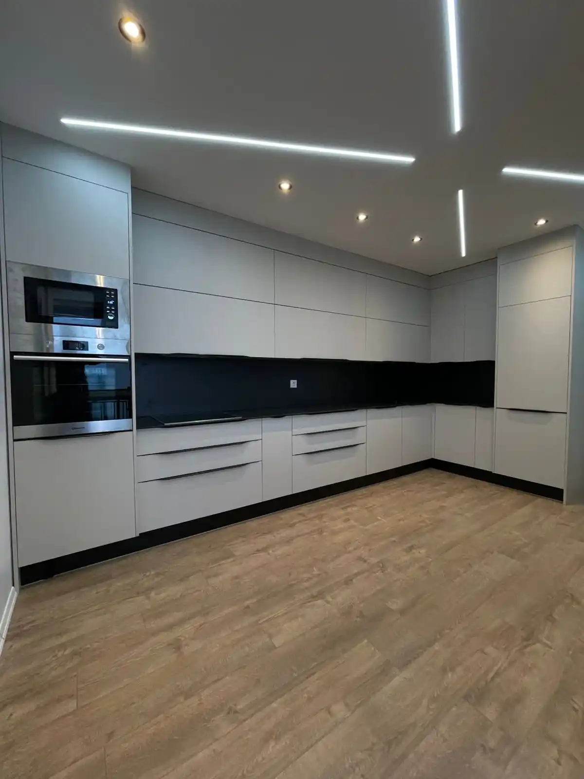 Completed custom kitchen renovation, portfolio view 02