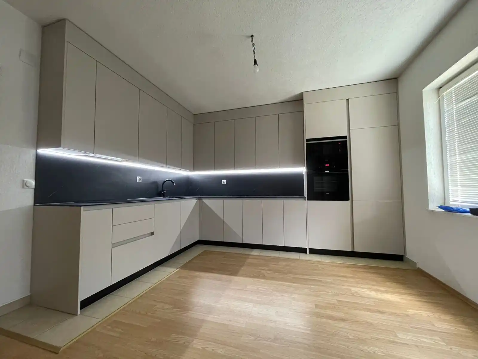 Completed custom kitchen renovation, portfolio view 04