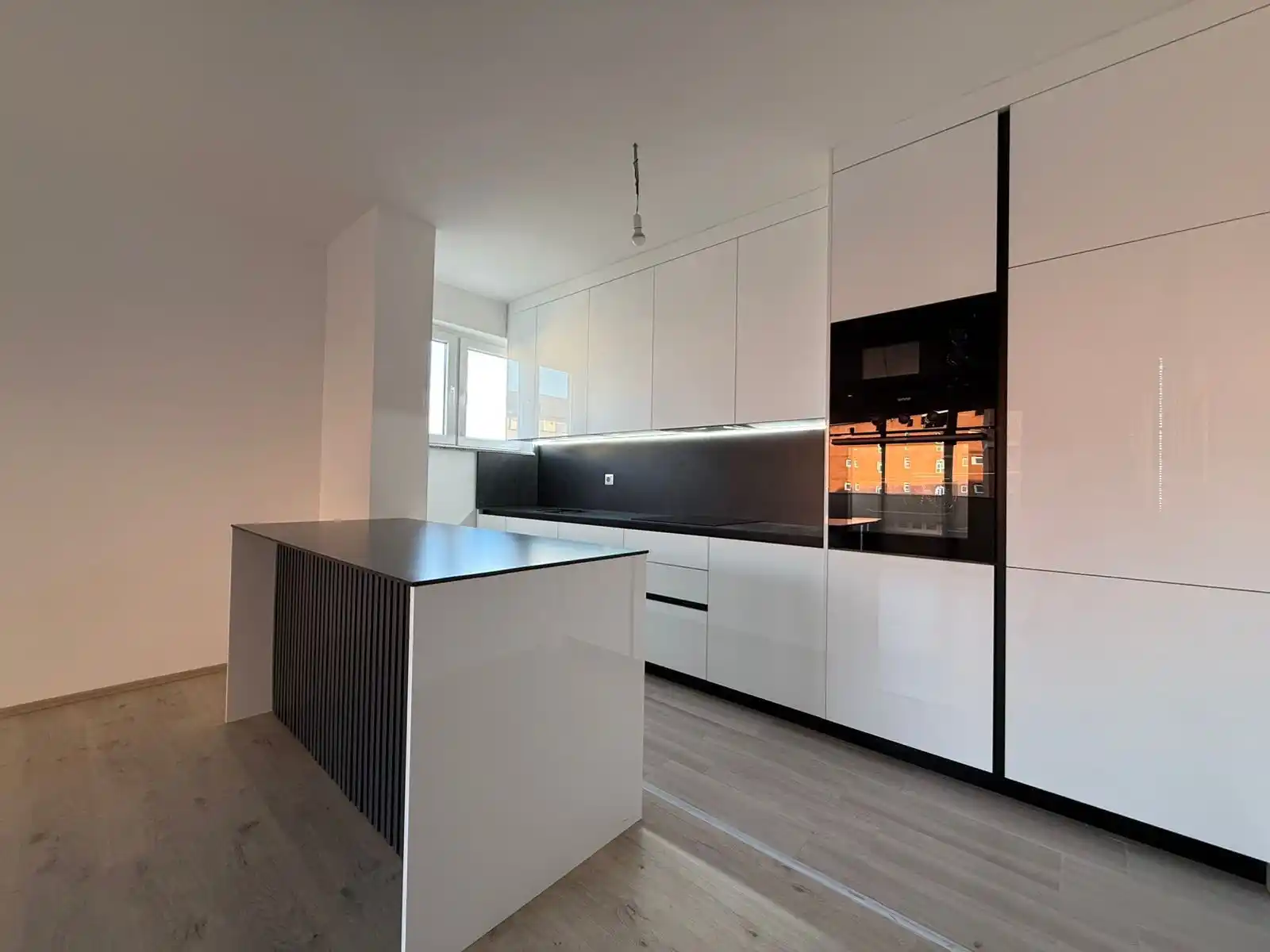 Completed custom kitchen renovation, portfolio view 06