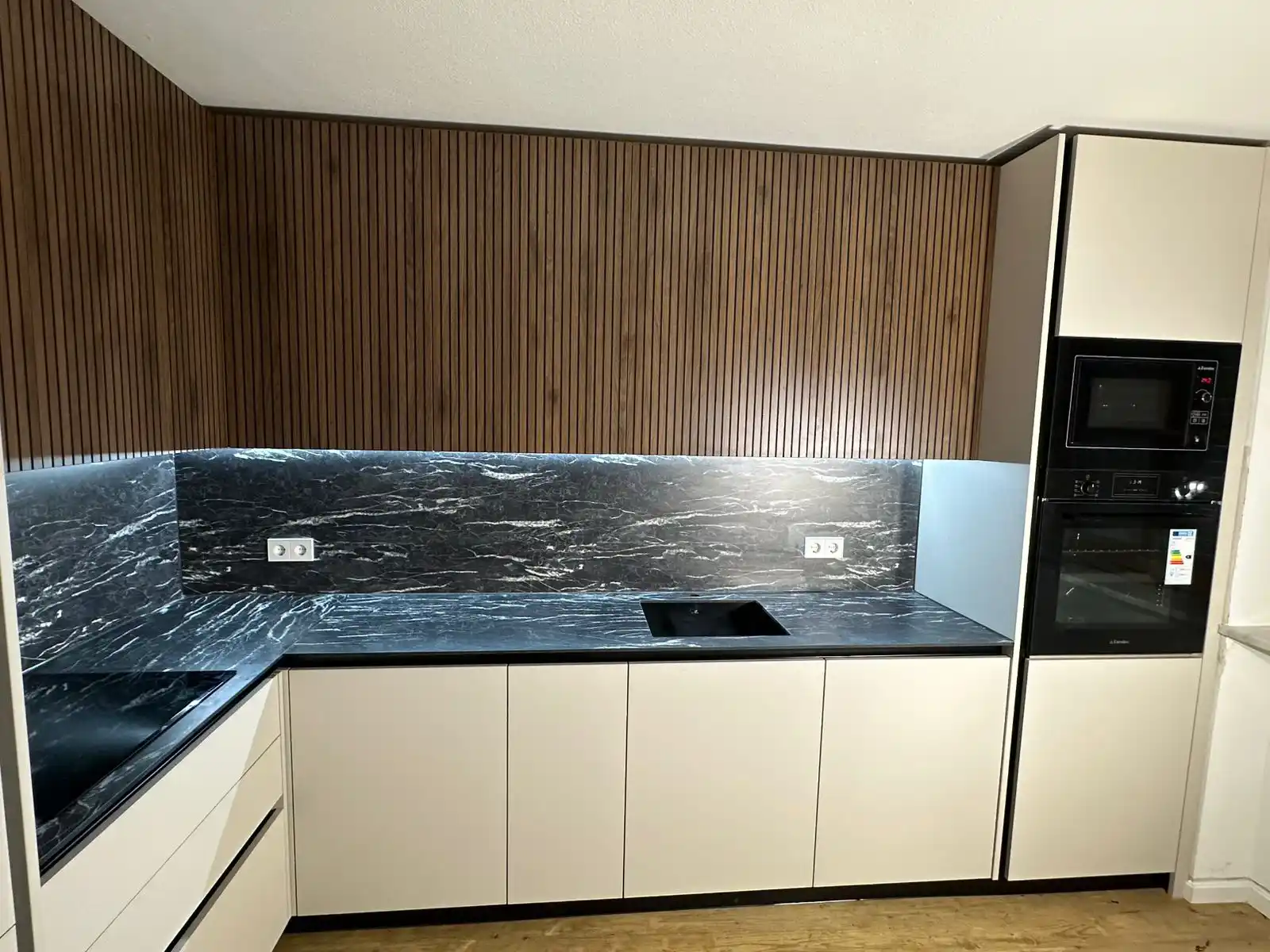 Completed custom kitchen renovation, portfolio view 12