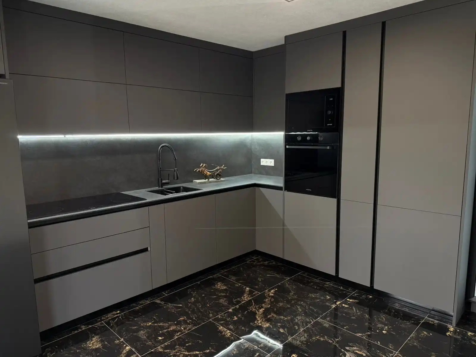 Completed custom kitchen renovation, portfolio view 16